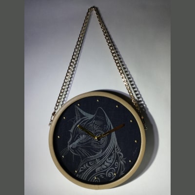 Orologio da parete in jeans con gatto e ghirigori, cornice kaki, tracolla dorata. Pezzo artigianale unico, ideale per casa e ufficio. Idea regalo perfetta.