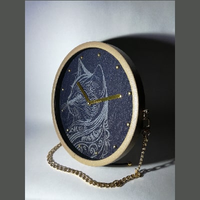 Orologio da scrivania in jeans con gatto e ghirigori, cornice kaki, tracolla dorata. Pezzo artigianale unico, ideale per casa e ufficio. Idea regalo perfetta.