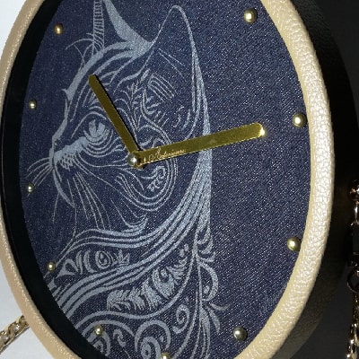 Particolare: orologio in jeans con gatto e ghirigori, cornice kaki, tracolla dorata. Pezzo artigianale unico, ideale per casa e ufficio. Idea regalo perfetta.