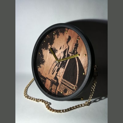 Orologio da scrivania unico con incisione laser del David e Duomo su legno di noce, lancette dorate e cornice in ecopelle nera. Perfetto come regalo e decorazione elegante.