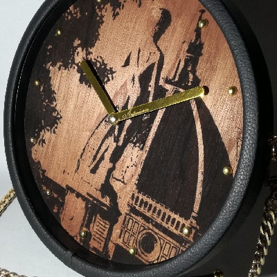 Particolare: Orologio unico con incisione laser del David e Duomo su legno di noce, lancette dorate e cornice in ecopelle nera. Perfetto come regalo e decorazione elegante.