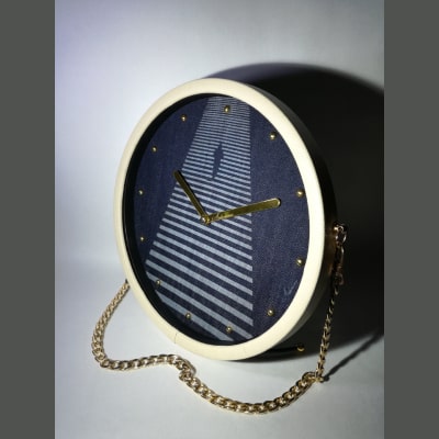 Orologio da parete e scrivania in jeans inciso a laser con uomo che cammina. Design simbolico, ideale per ogni ambiente e occasione.