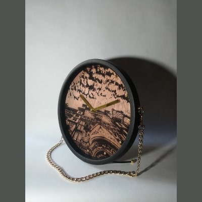 Orologio da scrivania artigianale con il Duomo di Firenze inciso a laser su legno. Cornice in ecopelle nera, dettagli dorati, e tracolla elegante. Stile unico e senza tempo.