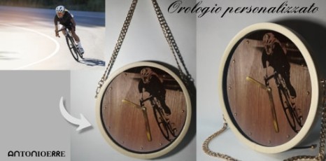 Orologio moderno in legno di noce, personalizzabile con la foto del tuo bambino. Tracolla e dettagli dorati, bordo in ecopelle beige. Un ricordo prezioso e decorativo per la tua casa.