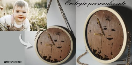 Orologio moderno in legno di noce, personalizzabile con la foto del tuo bambino. Tracolla e dettagli dorati, bordo in ecopelle beige. Un ricordo prezioso e decorativo per la tua casa.