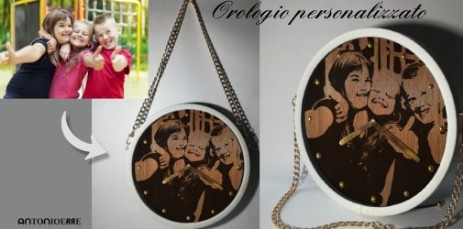 Orologio personalizzato con la foto di tuo figlio e i suoi amici. Lancette e segnaore dorati, bordo in ecopelle bianca. Un ricordo unico per la tua casa.