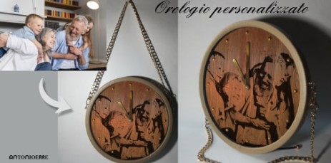 Orologio moderno in legno di noce, personalizzabile con la foto del tuo bambino insieme ai nonni. Tracolla e dettagli dorati, bordo in ecopelle beige. Un ricordo  che cattura momenti speciali.