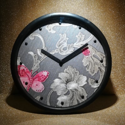 Tempo e natura si fondono in un orologio elegante con farfalle e fiori argento, un'opera d'arte unica di raffinato design.