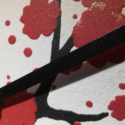 Primo particolare: Orologio da parete moderno: bianco pulito, ramo elegante e fiori rossi tridimensionali creano un design fresco e accattivante. Lancette nere per chiarezza, cornice a enfatizzare l'eleganza floreale.