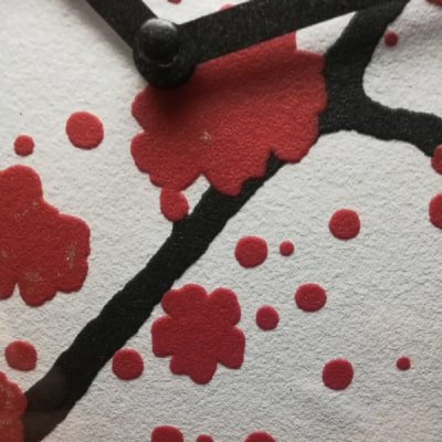 Secondo particolare: Orologio da parete moderno: bianco pulito, ramo elegante e fiori rossi tridimensionali creano un design fresco e accattivante. Lancette nere per chiarezza, cornice a enfatizzare l'eleganza floreale.