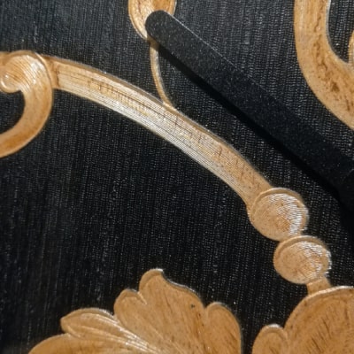 Secondo particolare: L'orologio da parete moderno in stile barocco nero con rami e foglie dorati in rilievo unisce l'eleganza sobria alla lussuosa classicità. Il bordo nero e le lancette nere definiscono i contorni, creando un complemento d'arredo memorabile. Un regalo straordinario per chi apprezza l'estetica senza tempo.