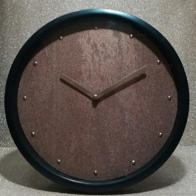 Esplora l'eleganza contemporanea con questo orologio marrone effetto cemento. Il design unico fonde stile moderno e industrial chic. Un pezzo distintivo che trasforma gli interni.