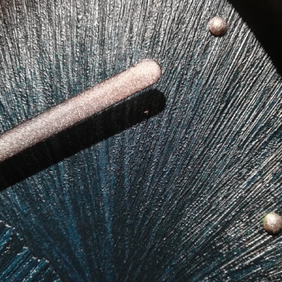 Primo particolare: L'orologio blu con ventagli argentati è uno straordinario complemento d'arredo. La fusione di blu, nero e argento crea un look contemporaneo e sofisticato. Un pezzo unico che unisce stile e funzionalità.