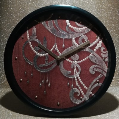 L'orologio rosso con rami argentati è una sublime opera d'arte nell'oggettistica per la casa. La fusione di rosso, nero e argento crea uno stile contemporaneo e sofisticato, rendendolo un pezzo unico che unisce stile e funzionalità.