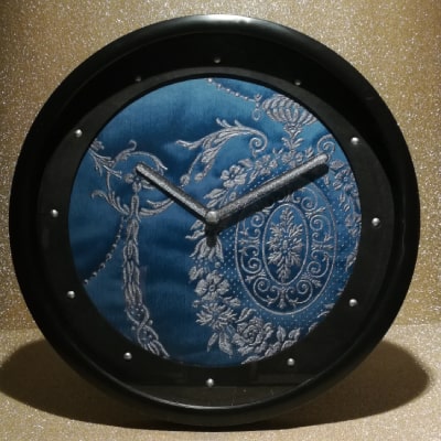 L'orologio moderno blu con stampa damascata argentata è una sublime creazione nell'home decor. La tonalità serena del blu, la stampa damascata e le lancette argentate aggiungono lusso e eleganza. Un pezzo unico per chi cerca stile distintivo e sofisticato.
