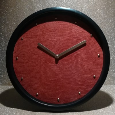 L'orologio moderno rosso con elegante effetto zigrinato è un pezzo unico nell'home decor. La tonalità vivace aggiunge vitalità, mentre l'effetto zigrinato conferisce raffinatezza, creando uno stile sofisticato.