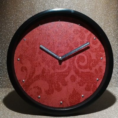 L'orologio da tavolo rosso con stile barocco in rilievo è una pregevole aggiunta all'home decor. La tonalità vivace, il dettaglio barocco e le lancette argentate creano un mix di eleganza e lusso. Perfetto come idea regalo raffinata, unisce funzionalità e stile distintivo.