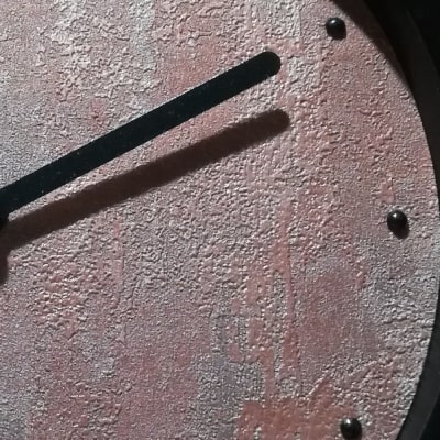 Primo particolare: Un'affascinante fusione di rosa e effetto cemento grezzo: l'orologio da tavolo combina delicatezza e industrial chic, perfetto come regalo sofisticato per casa e ufficio.