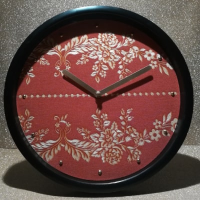 Intenso rosso e decoro dorato in rilievo: l'orologio da tavolo unisce eleganza e lusso floreale, perfetto come regalo raffinato per arricchire casa e ufficio.