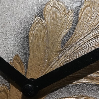 Secondo particolare: L'orologio da scrivania bianco con foglie dorate in stile barocco è un capolavoro di eleganza e raffinatezza, un regalo unico che unisce la purezza del bianco alla sontuosità del barocco per un tocco di opulenza classica.
