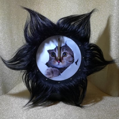Orologio da parete con adorabile gatto tigrato, bordo in pelliccia sintetica nera. Un’idea regalo originale che aggiunge gioia e originalità agli ambienti.