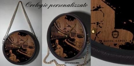 Orologio in legno di noce con immagine di Piazza del Plebiscito Napoli e logo dell'hotel. Idea regalo unica per gli ospiti del tuo hotel.