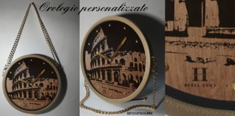 Elegante orologio in legno di noce con immagine del Colosseo, dettagli dorati, cornice in ecopelle nera e personalizzazione con logo dell’hotel.