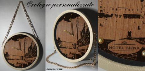 Celebra il fascino di Siena con un orologio in legno di noce personalizzato, dettagli dorati, cornice bianca, perfetto come regalo per gli ospiti del tuo hotel.