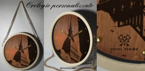 Elegante orologio da parete con l'immagine della Mole Antonelliana Torino su legno, personalizzabile con il logo dell'hotel, regalo per gli ospiti del tuo hotel.