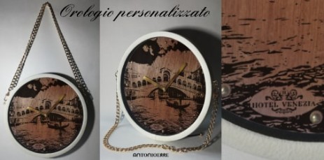 Orologio in legno di noce con il Ponte di Rialto, logo hotel, dettagli dorati e bordo in ecopelle. Un ricordo unico di Venezia per gli ospiti del tuo hotel.